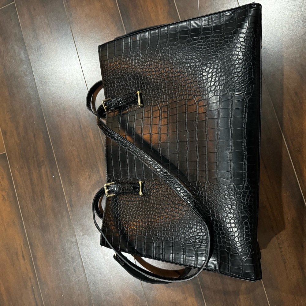 Elegant Black Crocodile-Embossed Women's Bag